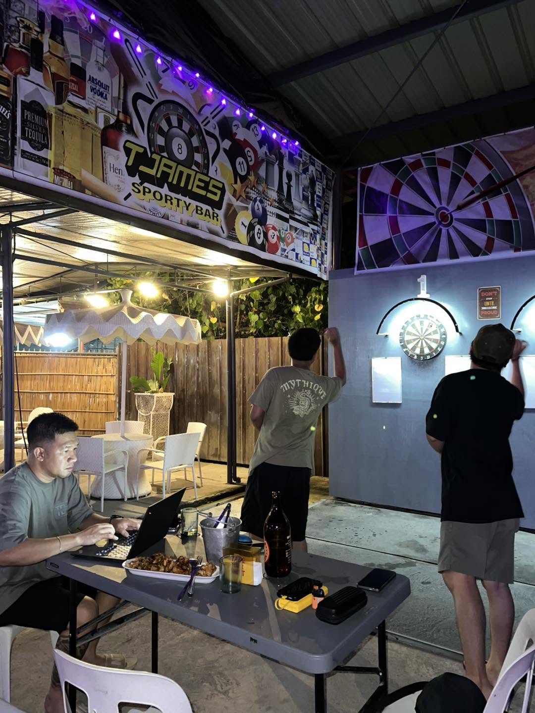 Darts and a table with food and drinks at T-James Sporty Bar